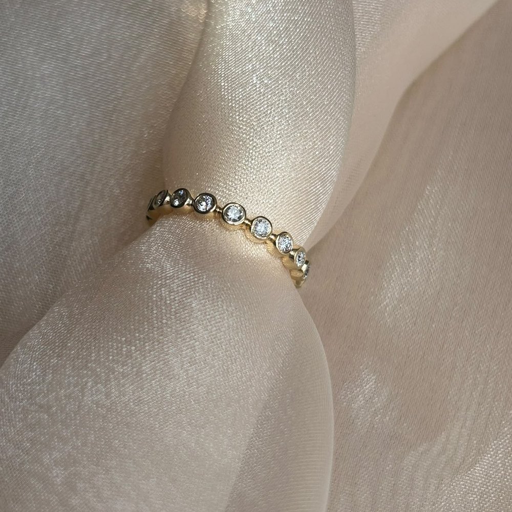 Aliança fina de ouro com diamantes