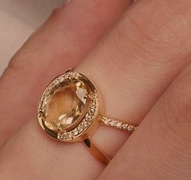 Anel com citrino oval e halo cravejado