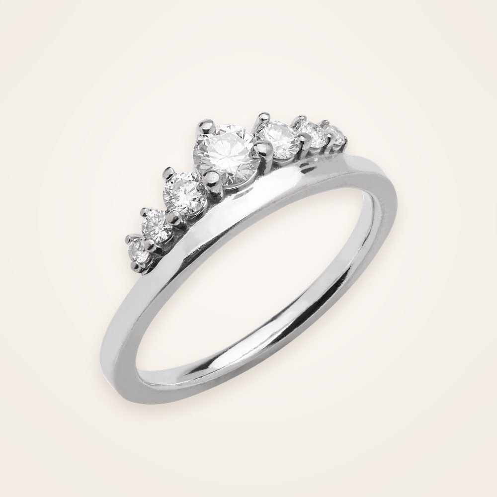 Aliança em ouro branco com diamantes em degradê no topo