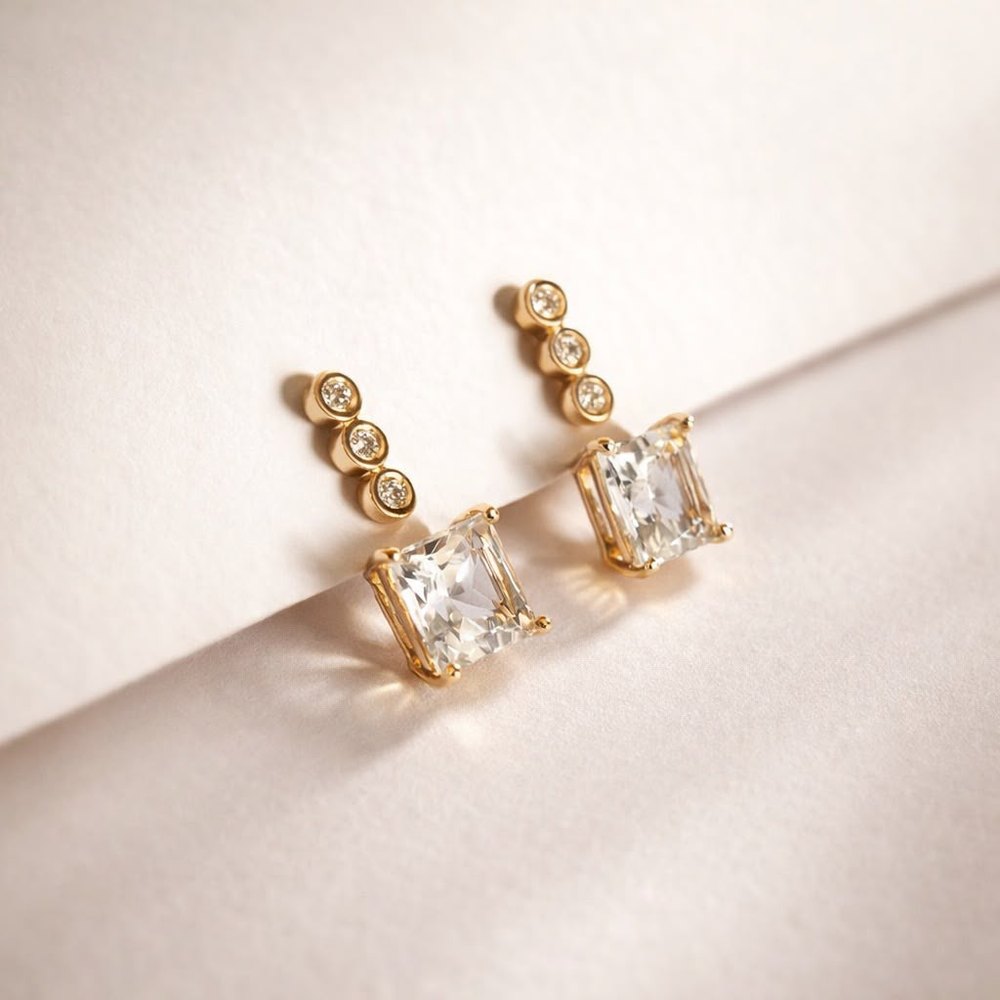 Par de brincos dourados com topázio e diamantes