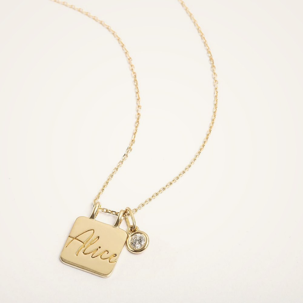 Colar dourado com plaquinha gravada Alice e ponto de luz