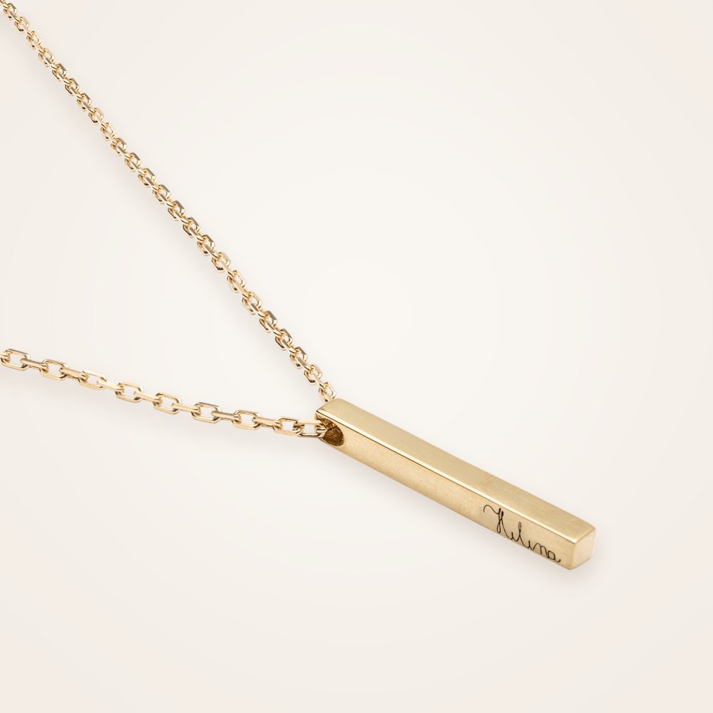 Colar com barra de ouro gravada com nome