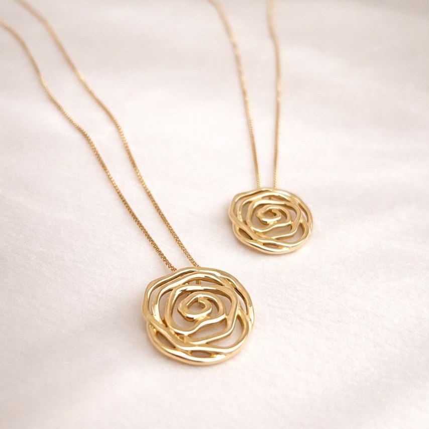 Dois colares de ouro com pingentes em forma de rosa