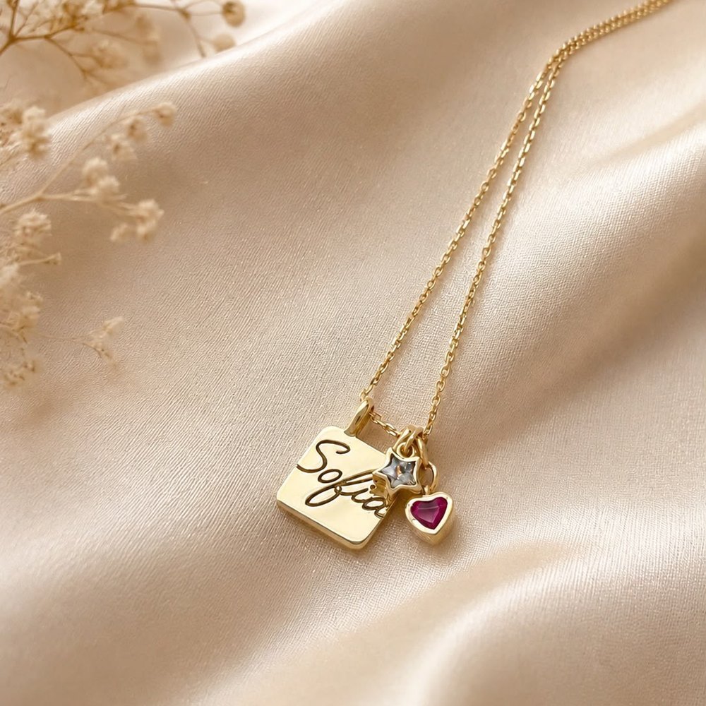 Colar dourado com plaquinha gravada Sofia e coração vermelho