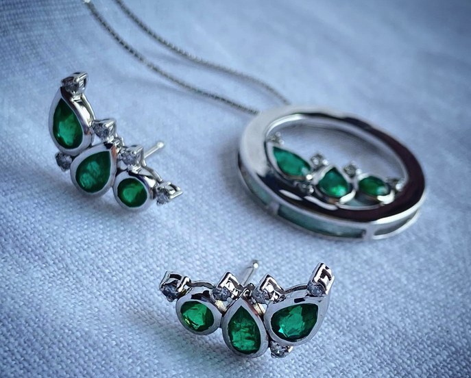 Conjunto em ouro branco com esmeraldas: brincos e pingente