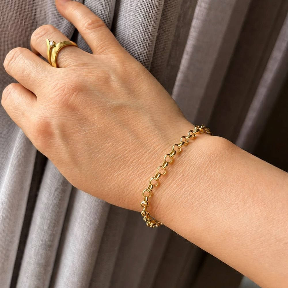 Mão com pulseira de ouro em elo português