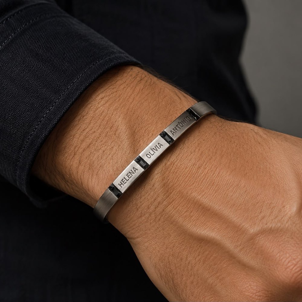 Pulseira masculina com placas gravadas no pulso